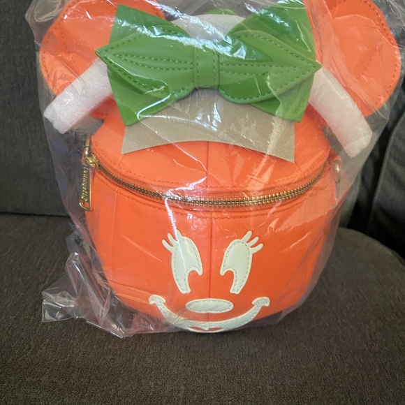 NWT Pumpkin Minnie Mouse O Lantern Loungefly Crossbody Bag! **Glow in the dark** - Picture 6 of 6